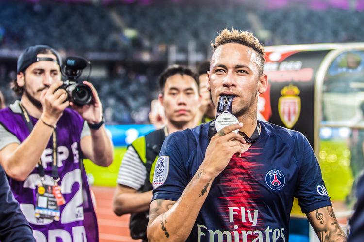 法国大选实时开票直播中,马克龙与勒德谁的民意支持率反超更值得关注?